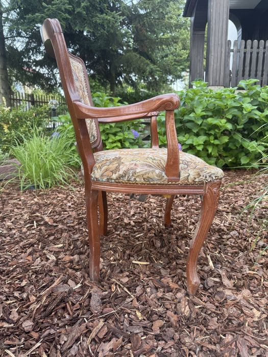 Stylowy stary fotel ludwikowski do renowacji