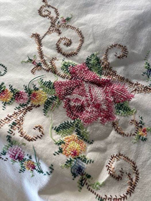 Toalha de mesa bordada a ponto cruz manual e 12 guardanapos