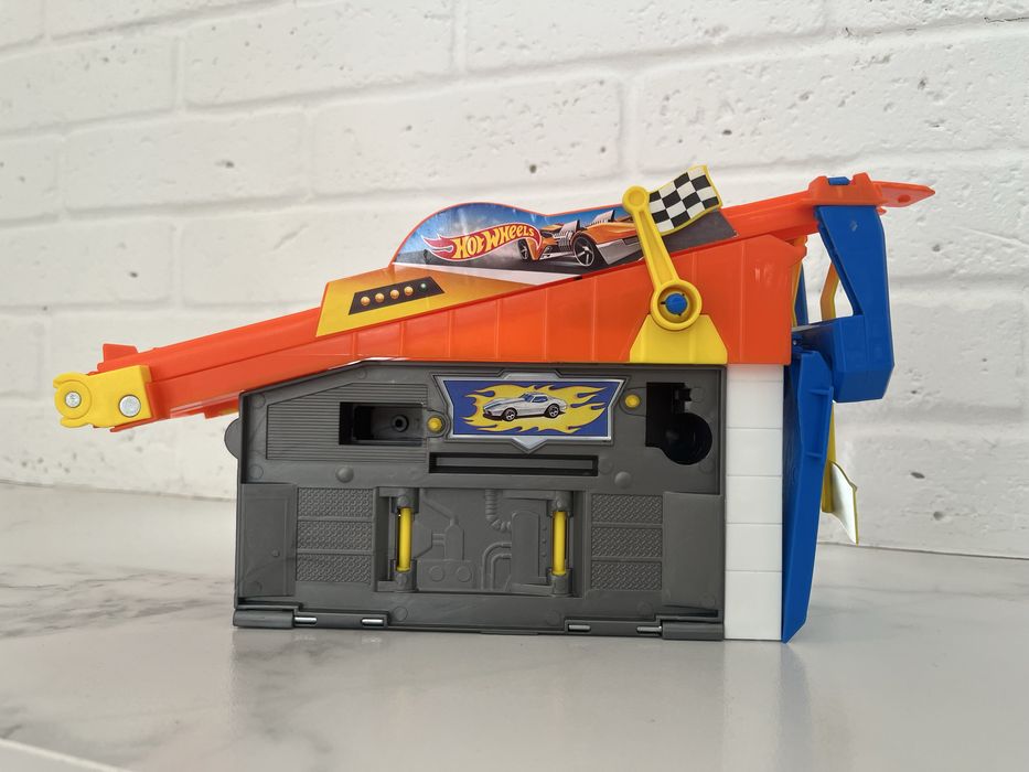 Hot wheels гоночний гараж на даху
