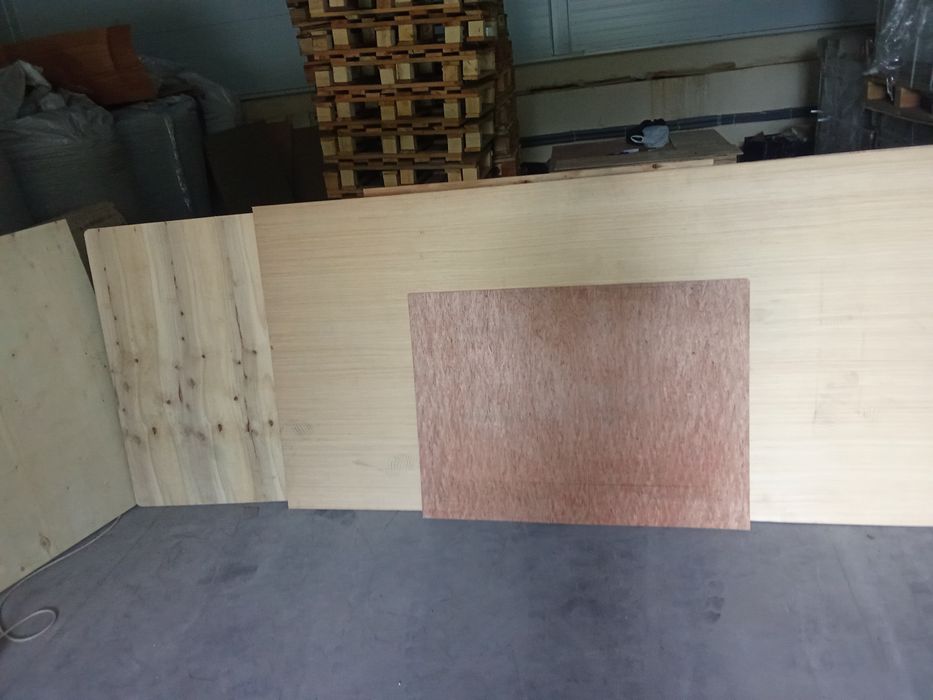 Фанера 2300 на 1100. Товщина від 0.4 до 1.5. йесть 1100 на 1100.