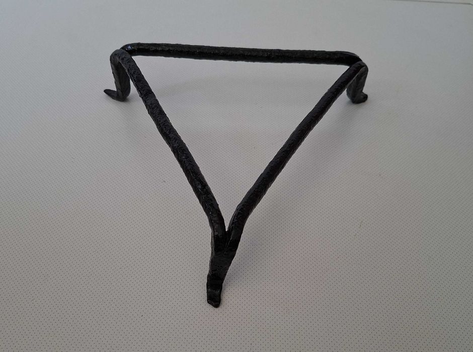 Trempe em ferro triangular, com 22x6cm, muito antiga