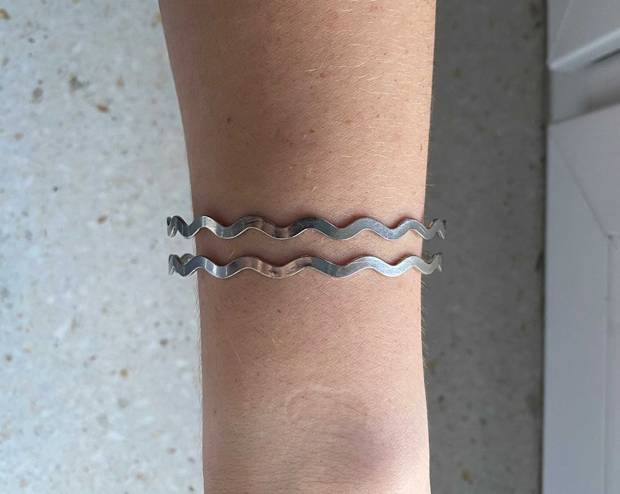 Dwie metalowe bransoletki na rękę falowane
