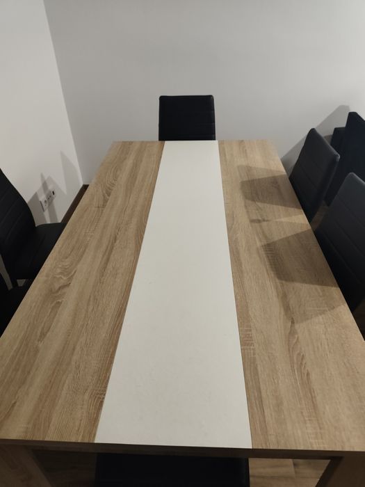 Mesa de jantar com as cadeiras