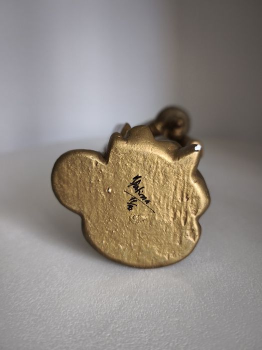 Castiçal de Anjo de gesso pintado a dourado (assinado por autor)