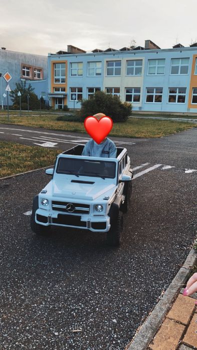 Ogromny Mercedes 6x6 samochod na akumulator