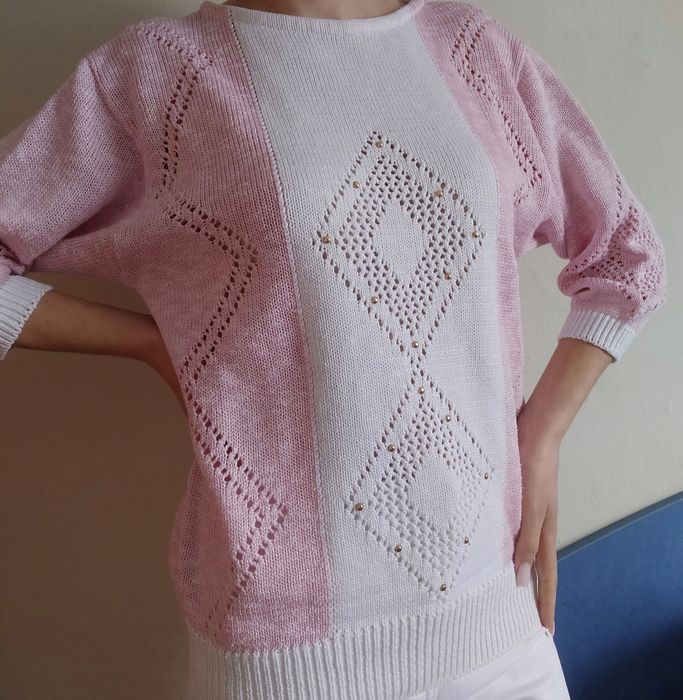 Ніжна біло-рожева кофтинка.