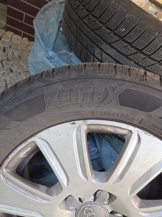 Felgi z nowymi oponami zimowymi Audi
