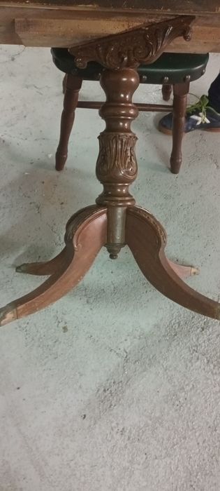 Mesa de jogos com cadeiras