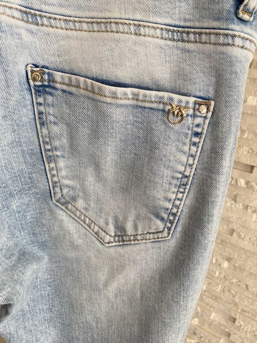 Piękne Pinko  przecierane dżinsy z dopinanym łańcuszkiem jaskółki