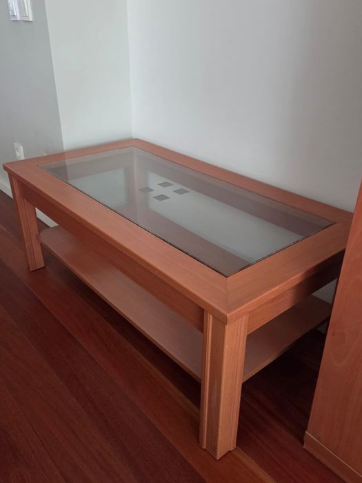 Conjunto de móvel de sala e mesa de centro em madeira