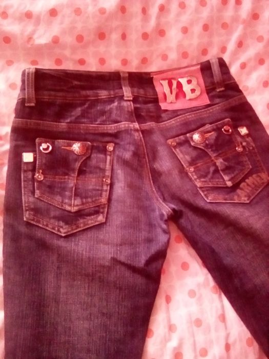 Продам джинсы для девушки.