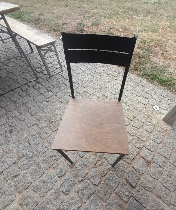 Mesas e cadeiras como novas