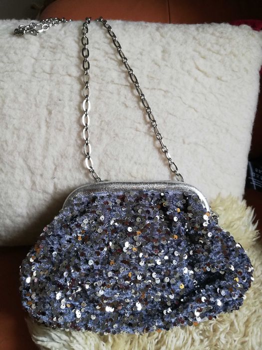 Torebka kopertówka cekiny srebrna wieczorowa na łańcuszku New Look