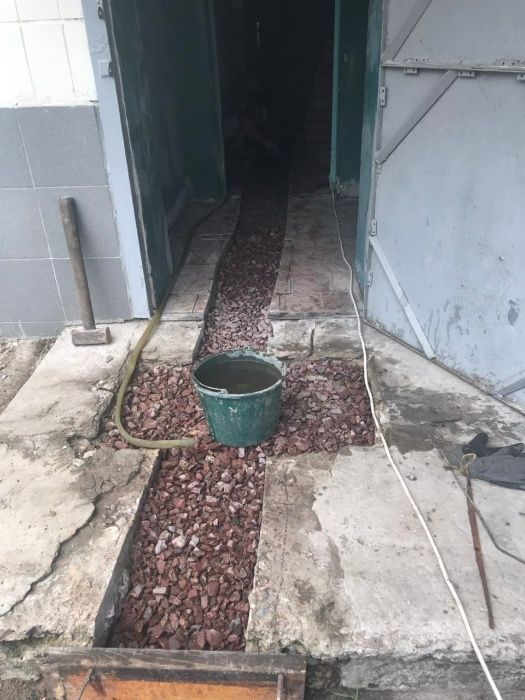 Очищення старої штукатурки, стяжки, шпалери, демонтаж даху