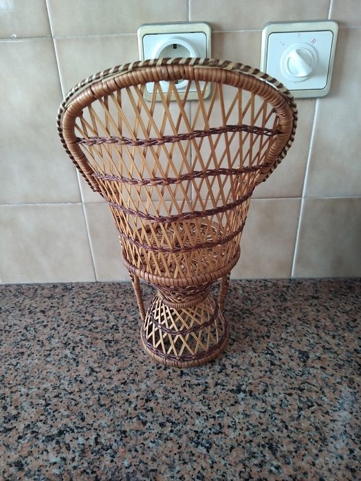 Cadeira de vime verga vintage de bonecas,