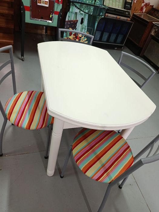 Mesa de cozinha e 4 cadeiras