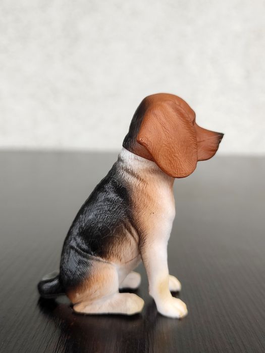 Figurka psa Beagle.