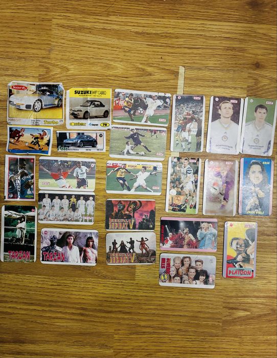 Наклейки, фішки, кепси, карточки колекціонування