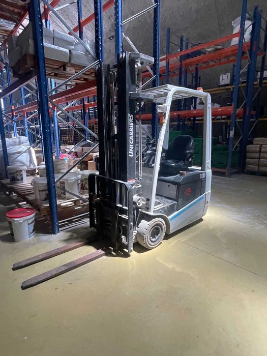 Empilhador Elétrico UNICARRIERS 900 kg – Elevação 5 m + Cesto