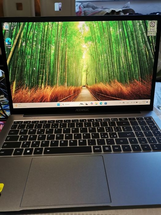 New-in-box gaming netbook, SMS via WhatsApp64741176725378121