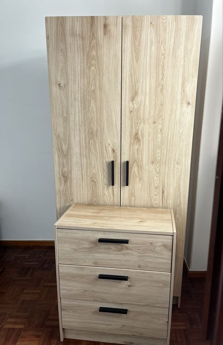 Roupeiro com cabeceira de mesa