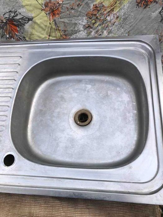 Кухонна мийка з нержавійки.