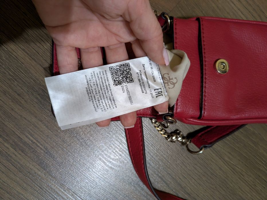 Маленькая сумочка guess