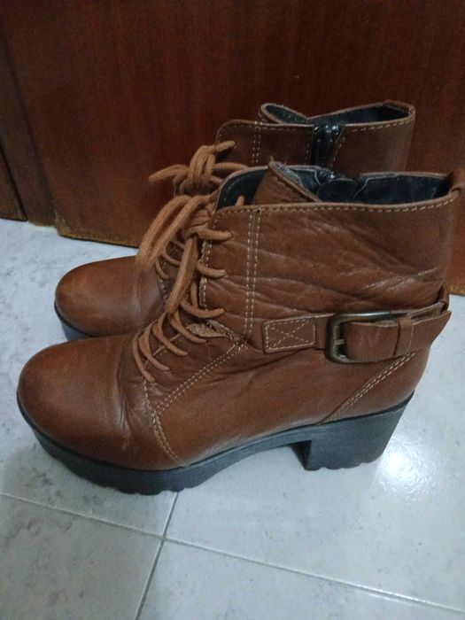 Botas de pele castanhas