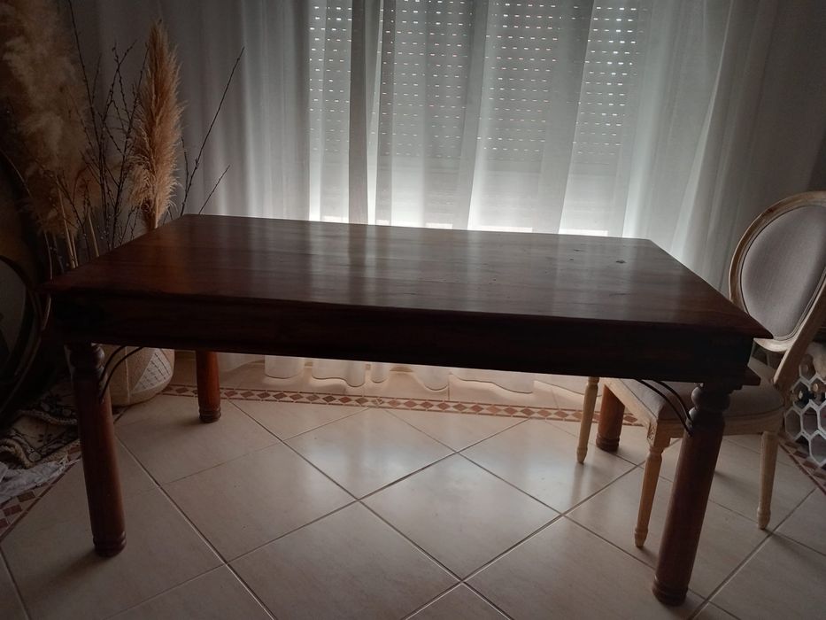 Mesa jantar madeira maciça com detalhes em metal