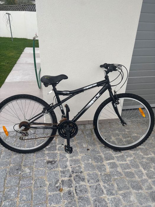 Duas bicicletas usadas