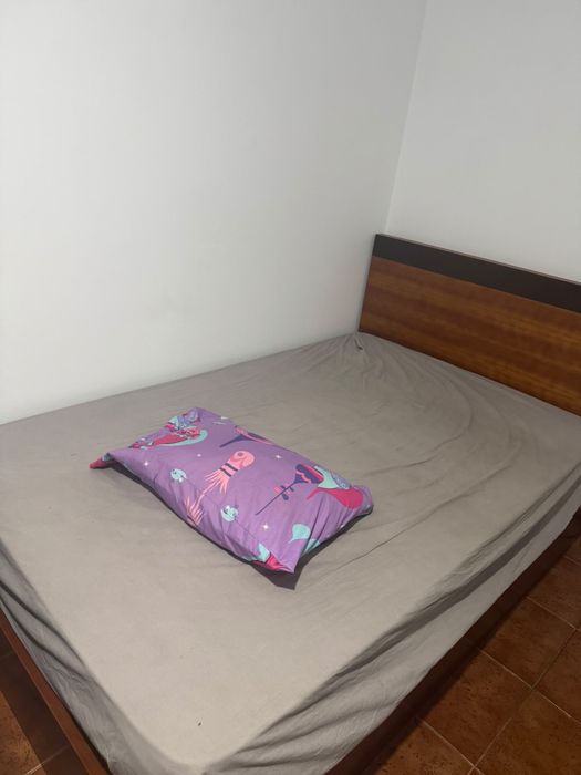 Cama com  colchao e estrado