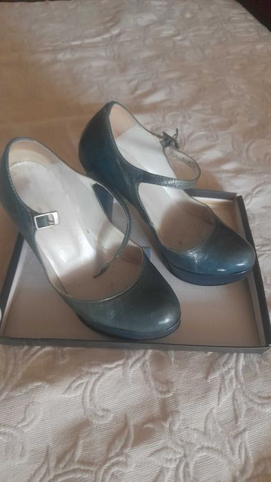 Sapatos salto alto em pele