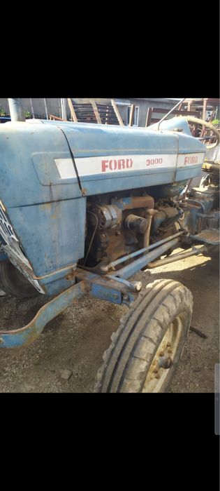 Vende se trator com alfaias