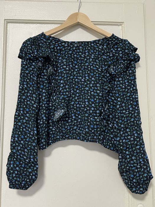 Укорочена блуза з воланами в дрібні квіти