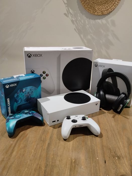 Xbox series s, 2 comandos e alscutadores