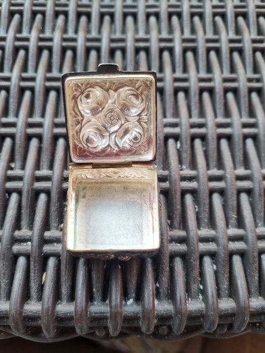 Vintage caixa de metal pastilhas