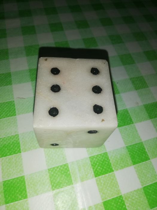 Dado em mármore.