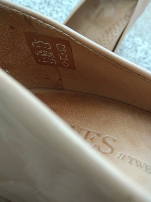 Beżowe czółenka lakierowane 37,5 Jones skóra