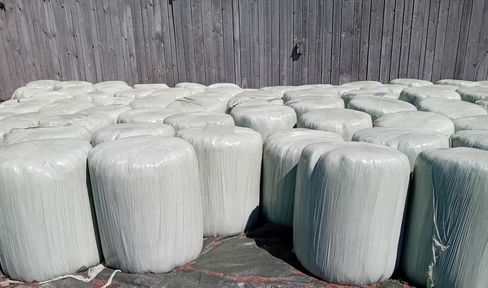 Małe baloty sianokiszonki 60x70 mini bale