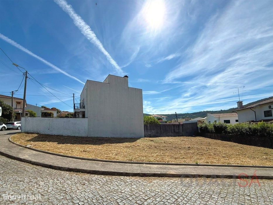 Lote de gaveto para construção de moradia em Nogueira em Braga
