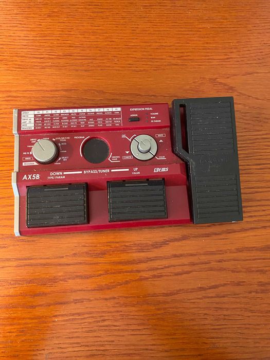 Korg AX5B — Pedaleira multiefeitos para baixo