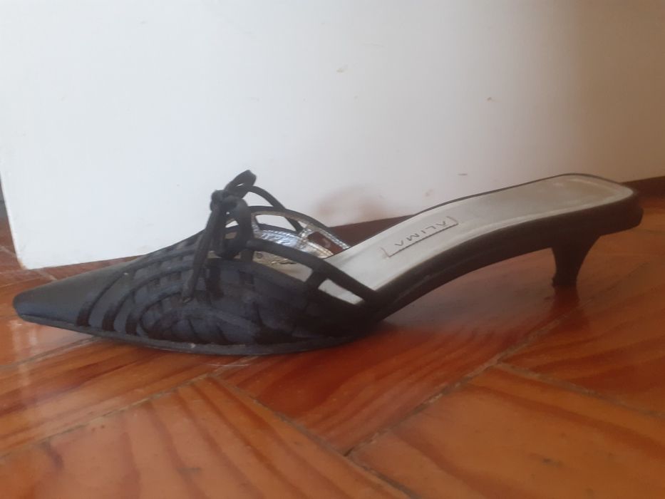 Elegantes mules/sandálias/sapatos de cetim pretas