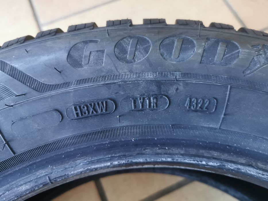 Para opon nowych 205/60R16 96H Goodyear UltraGrip 9+