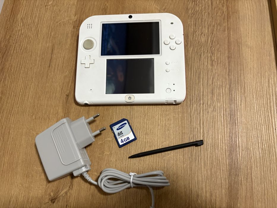 Nintendo 2DS + akcesoria