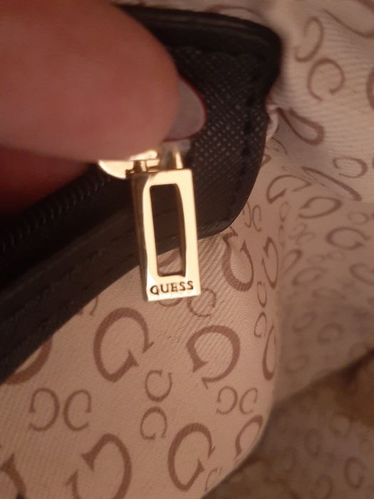 Mala de senhora em preto. Guess