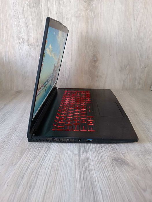 Игровой ноутбук MSi 15.6" 16GB SSD 256GB+HDD 500GB GTX 1650 MaxQ IPS
