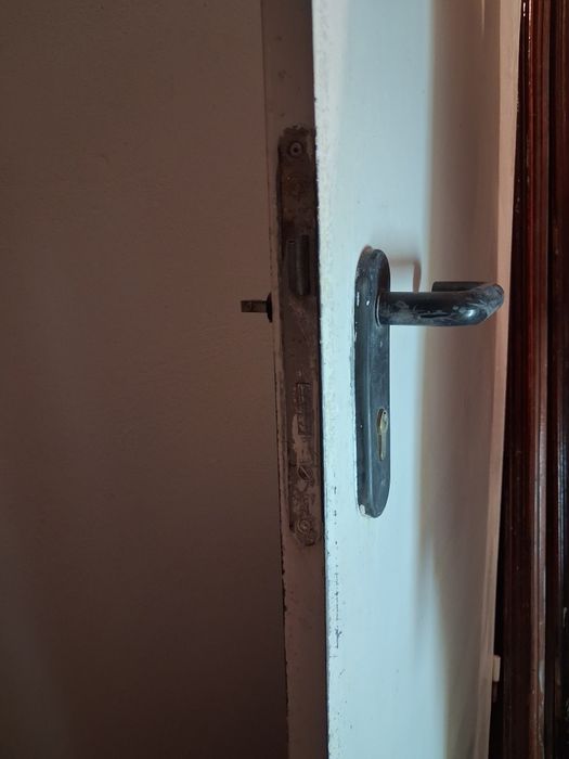Porta de ferro, com fechadura e chave