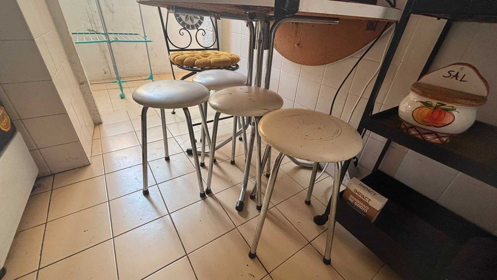 Vendo Mesa com 4 bancos e 1 cadeira