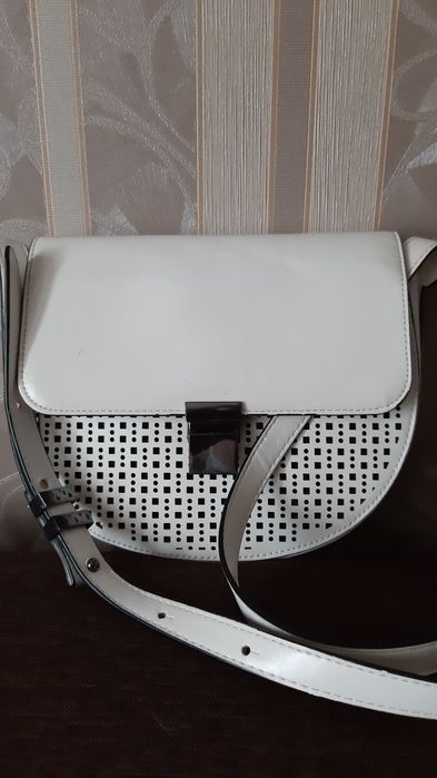 Белая летняя сумка