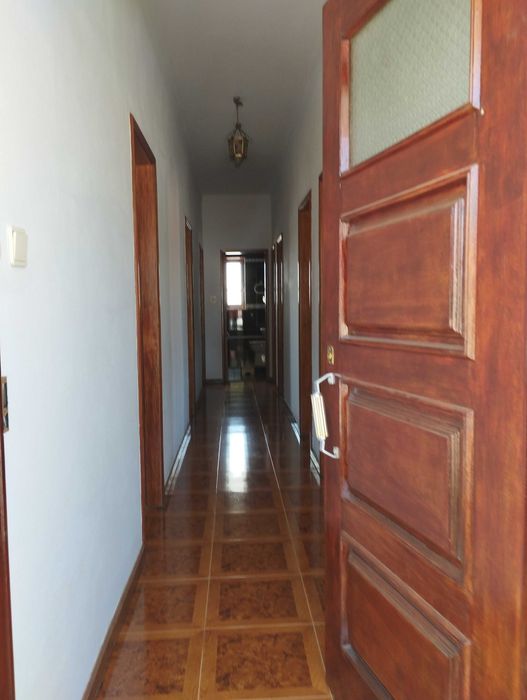 Moradia de dois pisos com 290 m2, em terreno de 1700 m2.